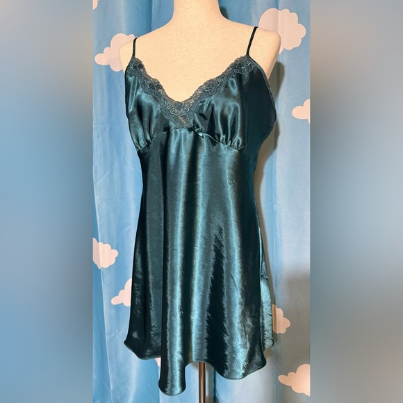 2 vintage slips. Fuschia and forest green. Lacy, embroidery on pink- L - Picture 5 of 11